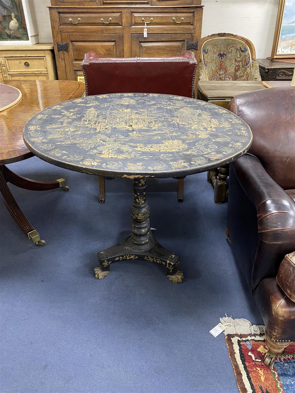 An early 19th century Chinese Export chinoiserie-decorated tilt-top table (a.f.), diameter 90cm, height 80cm